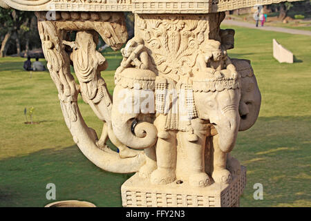 Close up of north gateway de stupa 1 vue intérieure montrant yakshi maiden hanging on western pilier Sanchi Madhya Pradesh Bhopal Banque D'Images