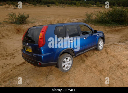 2007 Nissan X-trail SUV la conduite hors route Banque D'Images