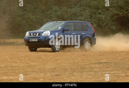 2007 Nissan X-trail SUV la conduite hors route Banque D'Images