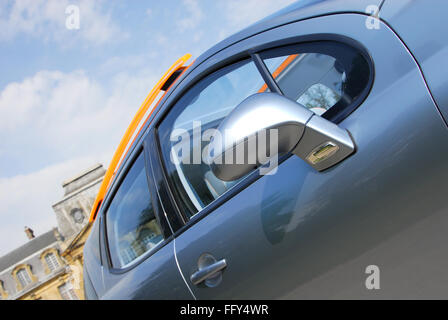 2007 Peugeot 207 SW Outdoor Concept car, vue arrière miroir de porte Banque D'Images
