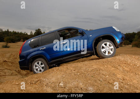 2007 Nissan X-trail SUV la conduite hors route Banque D'Images