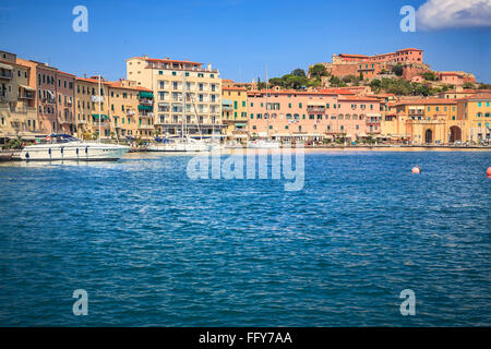 PORTOFERAIO, ILE D'Elbe, ITALIE - CIRCA AOÛT 2011 : le port et les rues à Portoferraio Banque D'Images