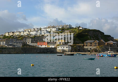 Chalets sur colline surplombant la baie et le port à Mevagissy à Cornwall, Angleterre Banque D'Images