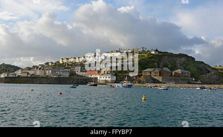 Chalets sur colline surplombant la baie et le port à Mevagissy à Cornwall, Angleterre Banque D'Images