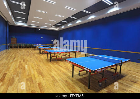 Tables de ping-pong, hall vide Banque D'Images