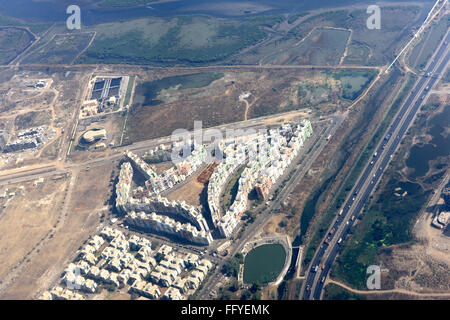 Vue aérienne de logements et l'autoroute panvel ; Bombay Mumbai Maharashtra ; Inde ; Banque D'Images