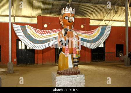 Statue de Garuda au temple hindouiste vaishnavite ; Kamalabari ; Majuli Island ; l'Assam en Inde ; Banque D'Images