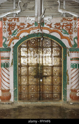 Porte métallique d'un temple hindouiste vaishnavite ; Kamalabari ; Majuli Island ; l'Assam en Inde ; Banque D'Images