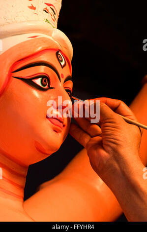 Dessin artiste yeux de déesse Durga Kumartuli Calcutta Kolkata ; ; ; ; l'ouest du Bengale en Inde 30 Août 2009 Banque D'Images