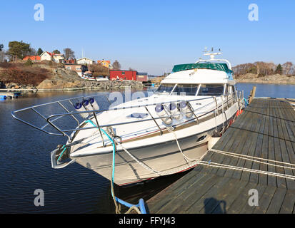 Private luxury motor yacht à la location ou à Marina Quai dans Gottskär, Suède. Communiqué de modèle : N° des biens : Non. Banque D'Images