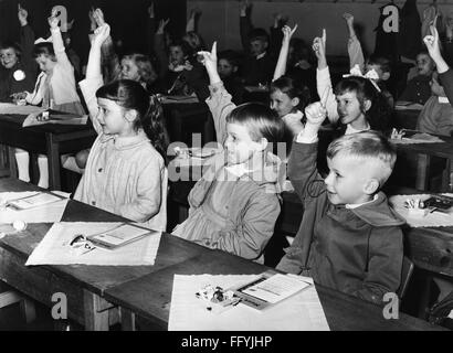 Pédagogie, inscription, élèves de premier cycle en classe, 4e école primaire Tempelhof, Berlin, 10.4.1959, droits additionnels-Clearences-non disponible Banque D'Images