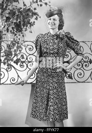 Mode, années 1930, robe d'été avec chapeau, modèle 'Kleid im Hofe' conçu par le bureau principal de Reich de la couture, fin des années 1930, 20e siècle, 30s, Allemagne, , droits supplémentaires-Clearences-non disponible Banque D'Images