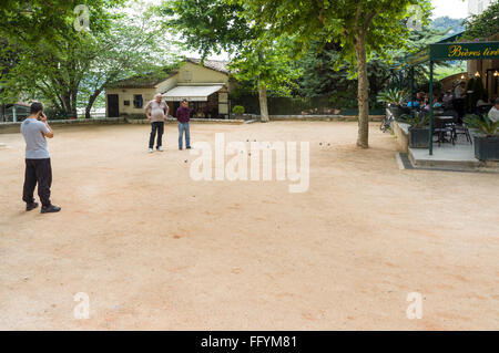 Groupe d'hommes français jouer aux boules dans le petit village de Saint Paul de Vence, France. Saint Paul de Vence est l'une des plus anciennes villes médiévales sur la côte d'Azur et bien connu pour son style moderne et les musées et galeries d'art contemporain, ainsi que les artistes qui y ont vécu comme Jacques Raverat, Gwen Raverat, Marc Chagall, le couple Bernard-Henri Lévy et Arielle Dombasle. L'ancien bassiste des Rolling Stones Bill Wyman a une maison là-bas. L'écrivain américain James Baldwin y est décédé en 1987. L'acteur britannique Donald Pleasence y est décédé en 1995. Communiqué de modèle : N° des biens : Non. Banque D'Images