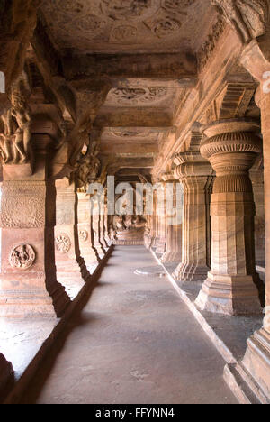 Trois grottes dédié à Vishnou plus grande et plus élaborés à Badami, Karnataka, Inde Banque D'Images