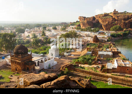 Badami plein de temples de caverne Inscriptions et sculptures forts passerelles , Badami , Karnataka , Inde Banque D'Images