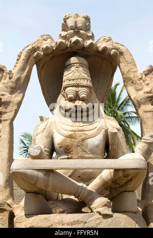 Lakshmi Narasimha mi-lion mi-homme statue à Hampi , Karnataka , Inde Banque D'Images