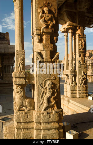 Élégant et pilier ornementé Kalyana Mandapa wedding pavilion dans Vitthala temple , Hampi , Karnataka , Inde Banque D'Images