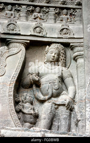 Bouddha en forme de Prince Siddhartha comme l'une des statue de seigneur au site du patrimoine mondial de l'Ajanta Caves Maharashtra Banque D'Images