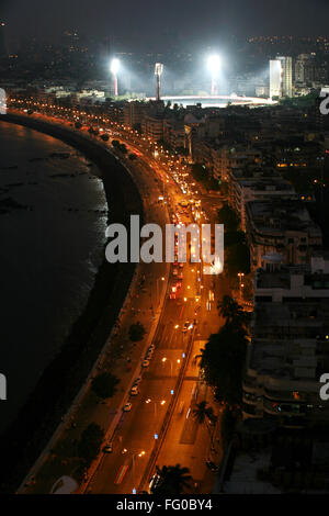 Une vue aérienne de la Marine Drive et stade Wankhede la nuit , Bombay maintenant Mumbai , MAHARASHTRA , INDE Banque D'Images