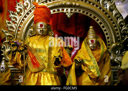 Le laiton, idole de Seigneur et sa femme Khandoba doué par l'Peshwas au temple Jejuri , pune , MAHARASHTRA , INDE Banque D'Images