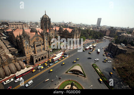 En dehors du trafic de Victoria Terminus VT maintenant Gare Chhatrapati Shivaji CST dans Bombay Mumbai , Maharashtra Banque D'Images