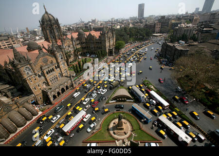 En dehors du trafic de Victoria Terminus VT maintenant Gare Chhatrapati Shivaji CST dans Bombay Mumbai , MAHARASHTRA , INDE Banque D'Images