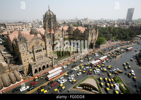 En dehors du trafic de Victoria Terminus VT maintenant Gare Chhatrapati Shivaji CST dans Bombay Mumbai , MAHARASHTRA , INDE Banque D'Images