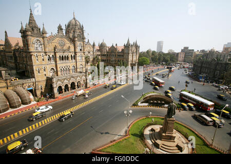 En dehors du trafic de Victoria Terminus VT maintenant Gare Chhatrapati Shivaji CST dans Bombay Mumbai , MAHARASHTRA , INDE Banque D'Images