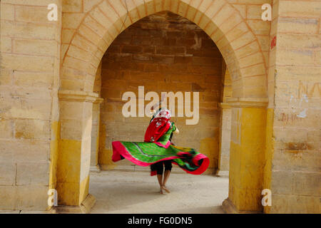 Lady dancing Gadsisar Gadisar lake ; structure ; Jaisalmer Rajasthan Inde ; M.# 772C Banque D'Images