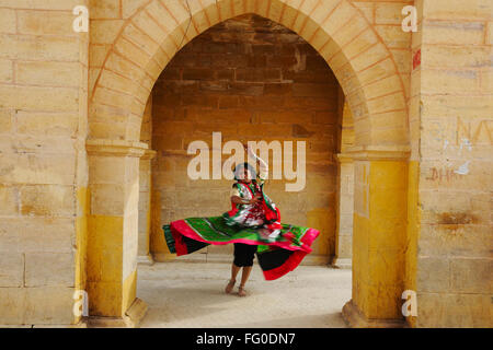 Lady dancing Gadsisar Gadisar lake ; structure ; Jaisalmer Rajasthan Inde ; M.# 772C Banque D'Images