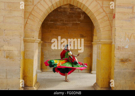 Lady dancing Gadsisar Gadisar lake ; structure ; Jaisalmer Rajasthan Inde ; M.# 772C Banque D'Images