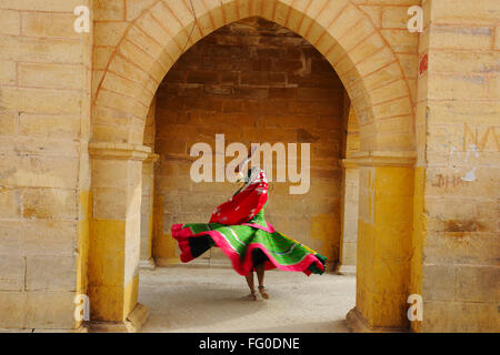 Lady dancing Gadsisar Gadisar lake ; structure ; Jaisalmer Rajasthan Inde ; M.# 772C Banque D'Images