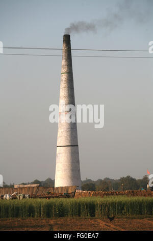 Cheminée d'usine en brique dans le Jharkhand , Inde Banque D'Images