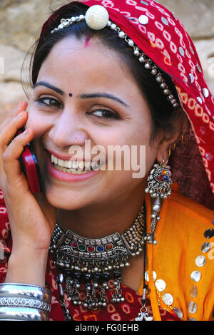 Dame Rajasthani talking on mobile ; Rajasthan Inde ; M.# 769C Banque D'Images