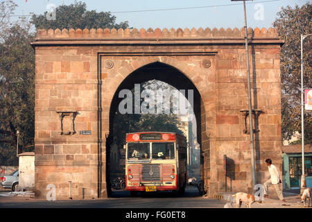 Local bus passant par Prem darwaja partie de Bhadra fort située dans le vieux Ahmedabad Gujarat ; Inde ; Banque D'Images