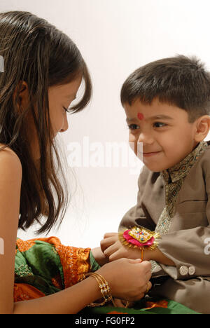 Liage fille rakhi sur poignet de garçon sur Rakshabandhan M.# 693 festival Banque D'Images