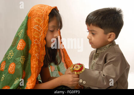 Liage fille rakhi sur poignet de garçon sur Rakshabandhan M.# 693 festival Banque D'Images