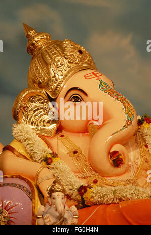 Close up of vue latérale d'idole de Seigneur Ganesh elephant dirigé adorant pour Ganapati Mandai Festival Pune Maharashtra Banque D'Images