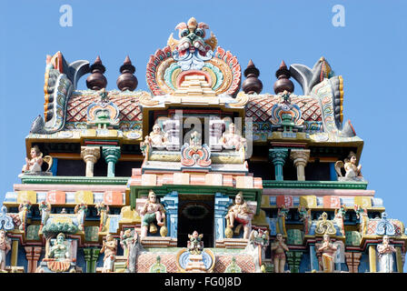 Gopuram richement décorée en stuc sur passerelle impressionnant temple Sri Ranganathswami Tiruchirapalli Tamil Nadu Banque D'Images