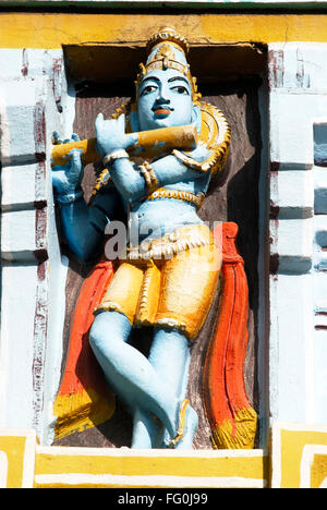 Statue peintes de couleurs vives Seigneur Krishna jouant de la flûte bansuri Sri façade du temple de Srirangam Ranganathswami Tamil Nadu Banque D'Images