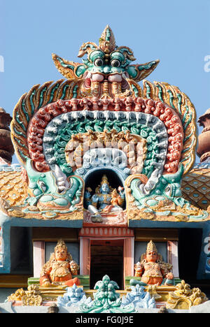 Gopuram peintes de couleurs vives avec richement décorée en stuc déités Sri Ranganathswami Srirangam temple Tamil Nadu Trichy Banque D'Images