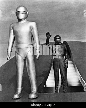 jour-ou-la-terre-s-arreta-nla-robot-gort-dans-une-scene-du-film-le-jour-ou-la-terre-s-arreta-1952-fg0jc2.jpg