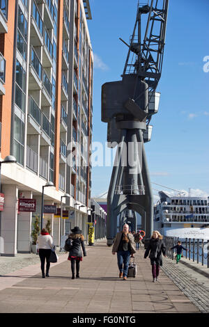 Visiteurs à la marina Excel dans l'Est de Londres, UK Banque D'Images