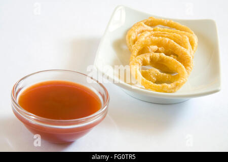 La cuisine indienne , Restauration rapide commencer Kandy Bhaji oignon croustillant bagues beignets servis avec le ketchup lave fond blanc Banque D'Images