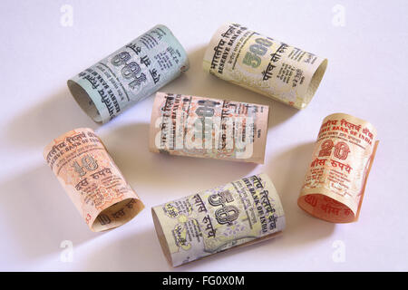 La croissance , concept monnaie indienne dix vingt cinquante roupies avec un cinq cent un mille Banque D'Images