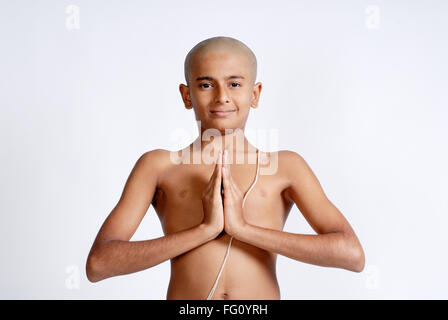 Indien hindou bald garçon portant un fil sacré faisant Namaskar Inde MR#719 Banque D'Images