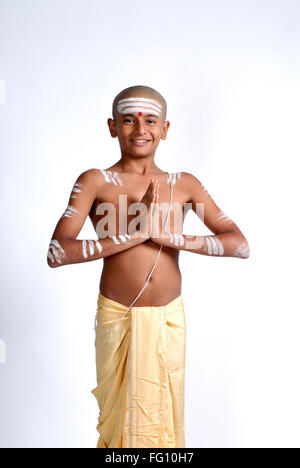Indien hindou chauve garçon dans le dhoti portant le fil sacré blanc frêne shavite symbole faisant Namaskar Inde MR#719 Banque D'Images