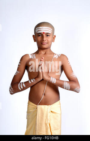 Indien hindou chauve garçon dans le dhoti portant le fil sacré blanc frêne shavite symbole faisant Namaskar Inde MR#719 Banque D'Images
