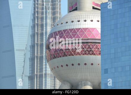 L'Oriental Pearl Tower entre les tours du quartier financier de Pudong, Shanghai. Banque D'Images