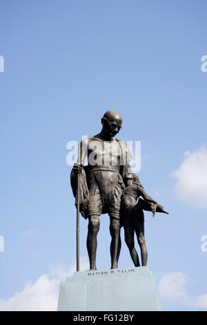 Statue de Mahatma Gandhi et Village Local Girl faites par l'artiste Harish B Talim Mahatma Gandhi Circle , Old Goa Velha Goa Banque D'Images